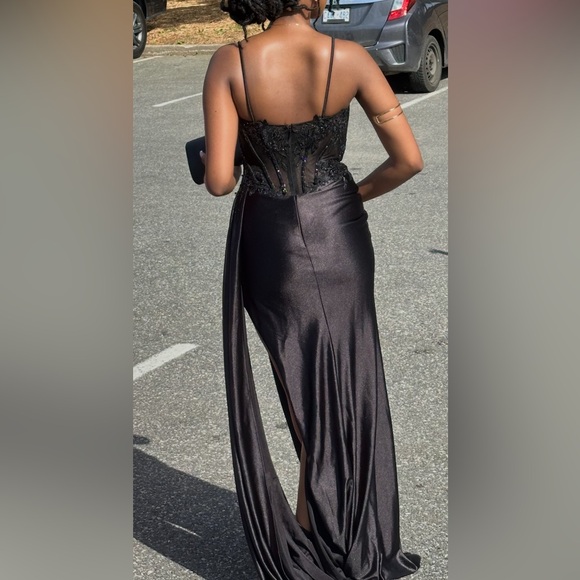 Elegant Black Evening Gown - Picture 4 of 4